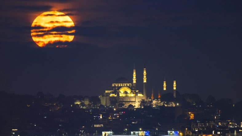 İstanbul'da Süleymaniye Camisi ve Dolunay Harika Bir Manzara Oluşturdu