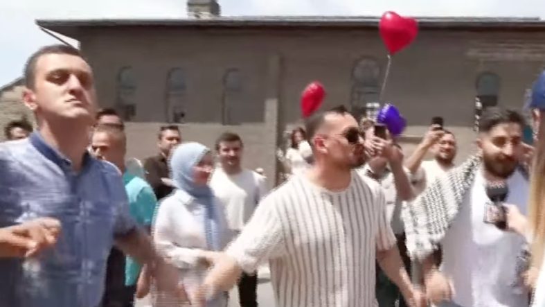 PKK kendisini feshetti: Diyarbakır'da halaylar çekildi